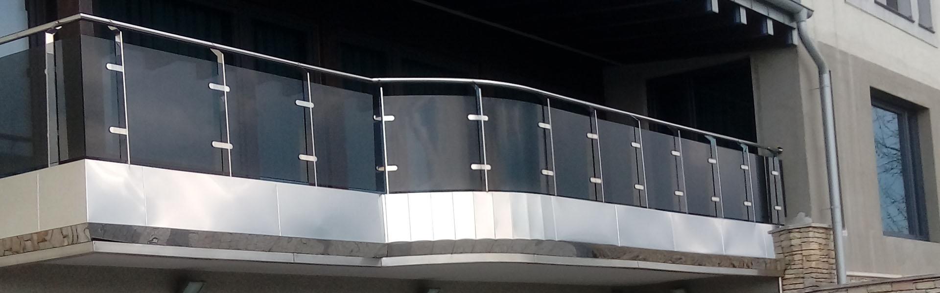 Stalowa balustrada balkonu w budynku - slajd 2